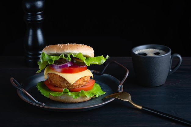 Hamburguesa fresca y sabrosa sobre fondo oscuro