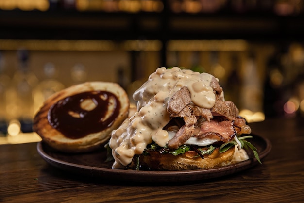 Hamburguesa fresca y sabrosa sobre fondo oscuro