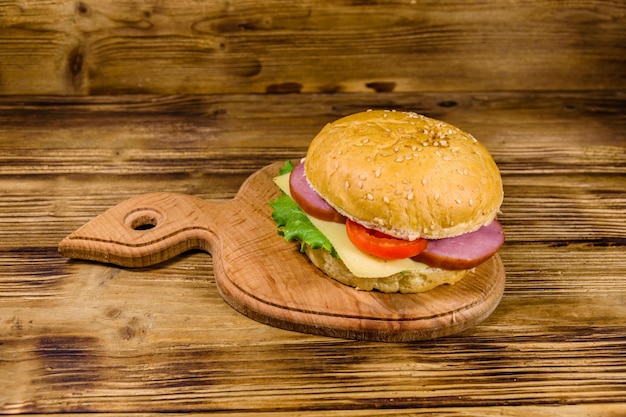 Hamburguesa fresca en la tabla de cortar de madera