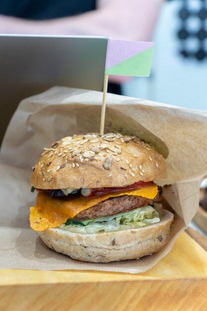 Hamburguesa de frijoles casera vegana con hamburguesa a la parrilla a base de plantas