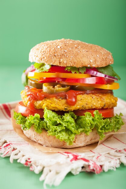 Hamburguesa de garbanzos y maíz dulce con cebolla y pimiento jalapeño