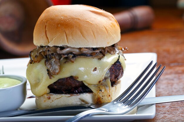 Hamburguesa gourmet con cola