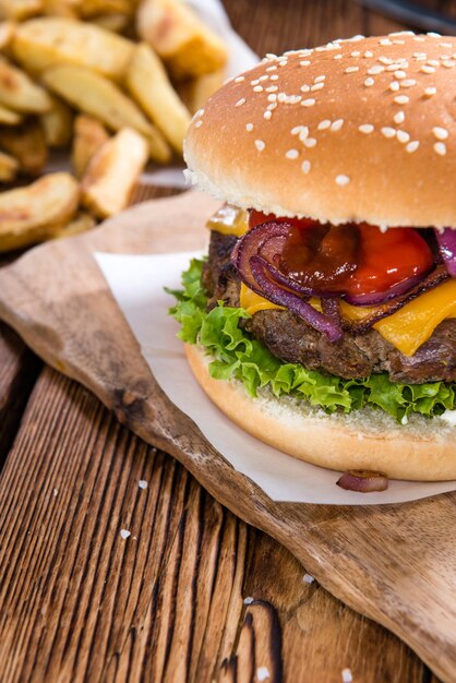 Hamburguesa grande con patatas fritas caseras