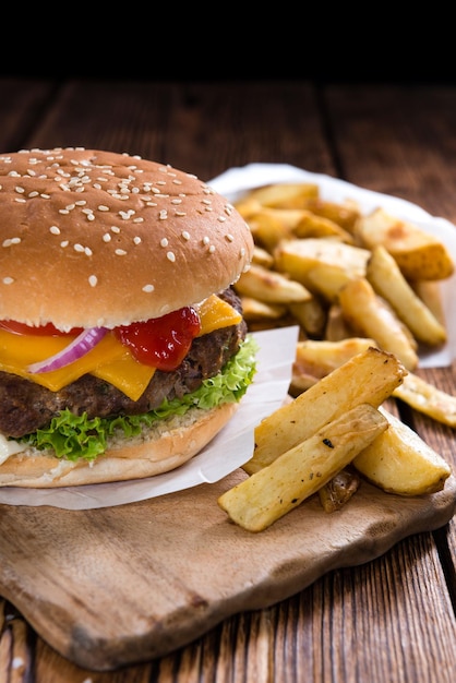 Hamburguesa grande con patatas fritas caseras