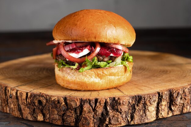 Hamburguesa con hamburguesa de carne en una mesa de madera hamburguesa jugosa con diferentes rellenos