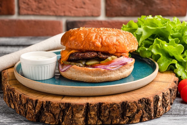 Hamburguesa hamburguesa con carne sobre un fondo blanco de madera