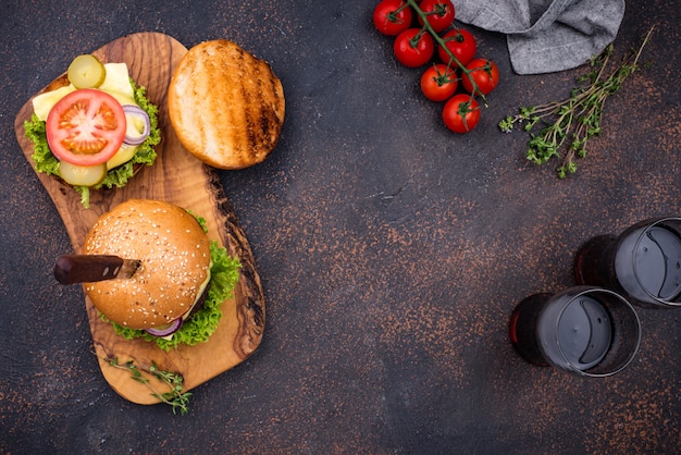 Hamburguesa y hamburguesa con queso y tomate