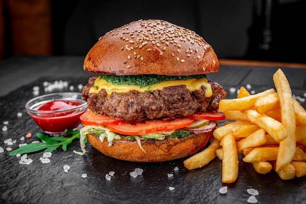 Hamburguesa con hamburguesa de ternera con patatas fritas