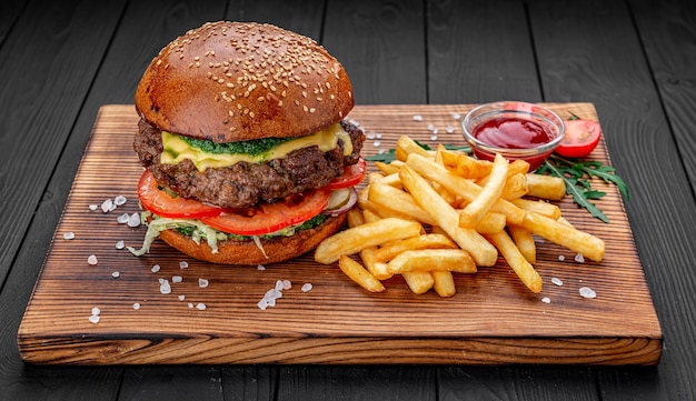 Hamburguesa con hamburguesa de ternera con patatas fritas