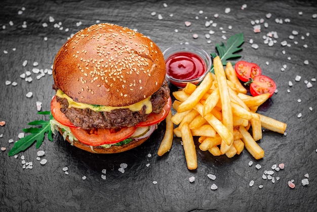 Hamburguesa con hamburguesa de ternera con patatas fritas