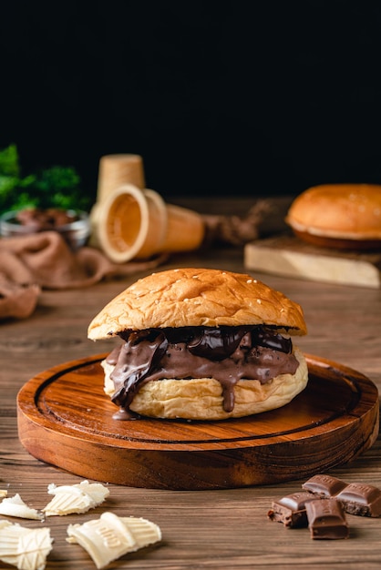 Hamburguesa con helado de chocolate Sándwich de helado sobre fondo de madera