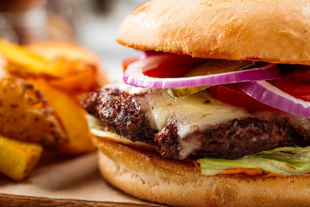 Hamburguesa con jalapeños y gajos de papa