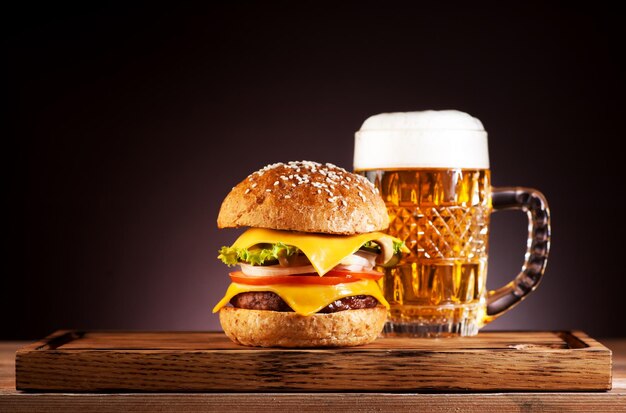 Hamburguesa y jarra de cerveza