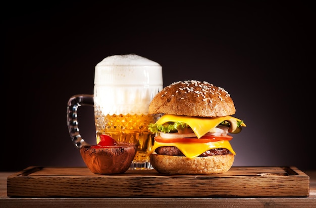 Hamburguesa y jarra de cerveza