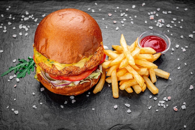 Hamburguesa jugosa fresca con patatas fritas