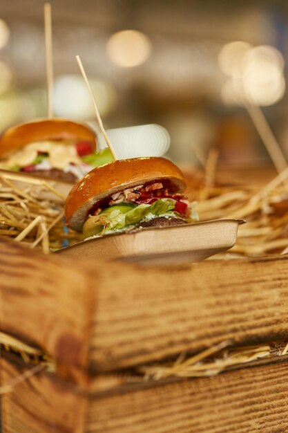 hamburguesa jugosa con hierbas de carne y queso se encuentra en la hamburguesa de heno sobre un fondo de bokek