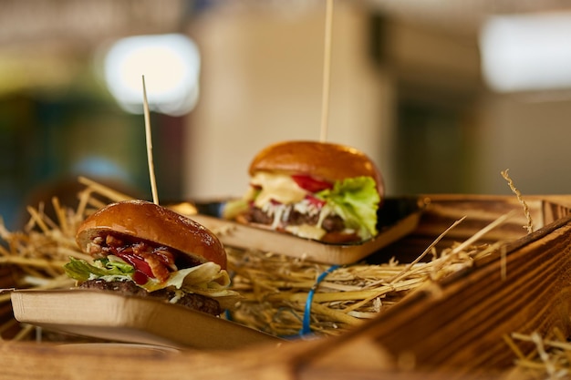 hamburguesa jugosa con hierbas de carne y queso se encuentra en la hamburguesa de heno sobre un fondo de bokek