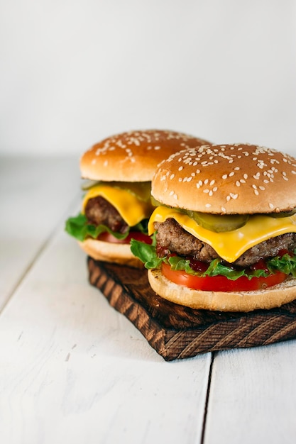 Hamburguesa jugosa sobre un fondo claro