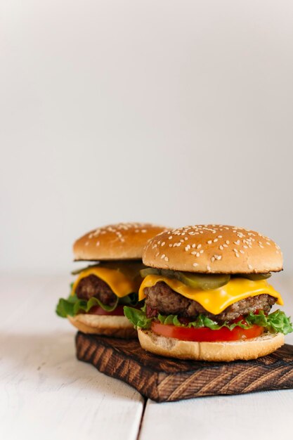 Hamburguesa jugosa sobre un fondo claro