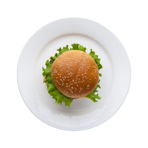 Hamburguesa con lechuga en un plato sobre un fondo blanco, vista superior