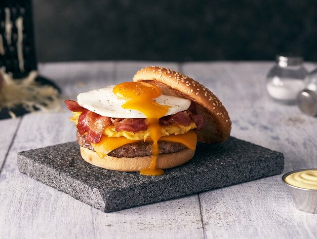 hamburguesa en una mesa de madera