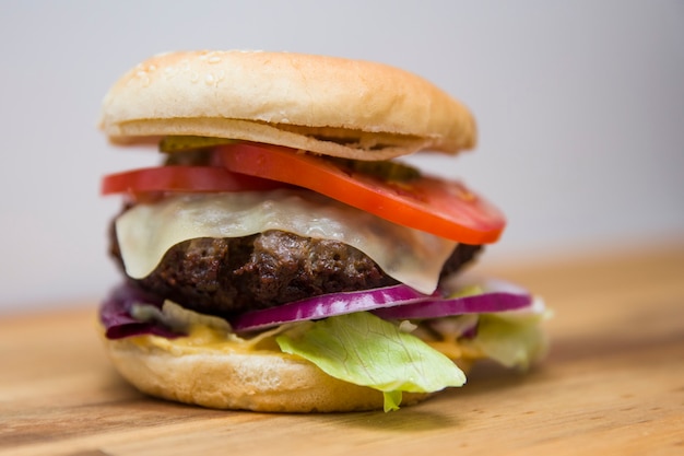 Hamburguesa en la mesa de madera