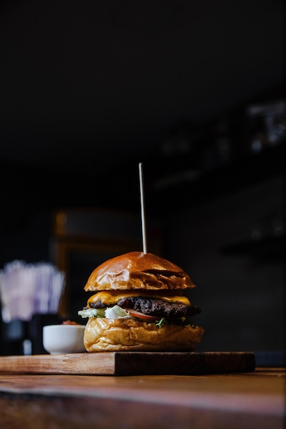 Foto hamburguesa en la mesa.