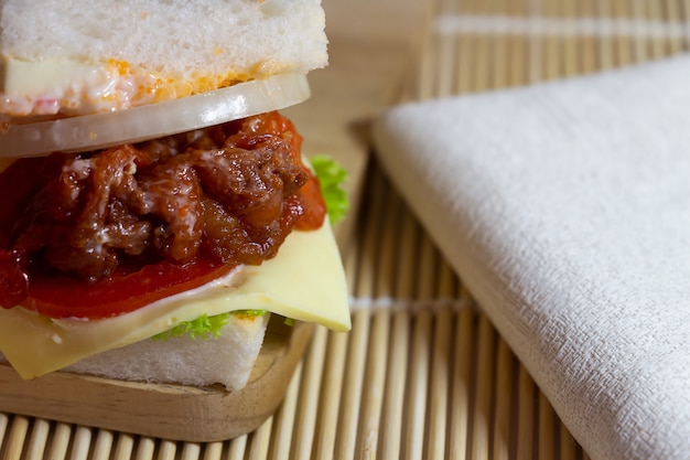 Hamburguesa en la mesa