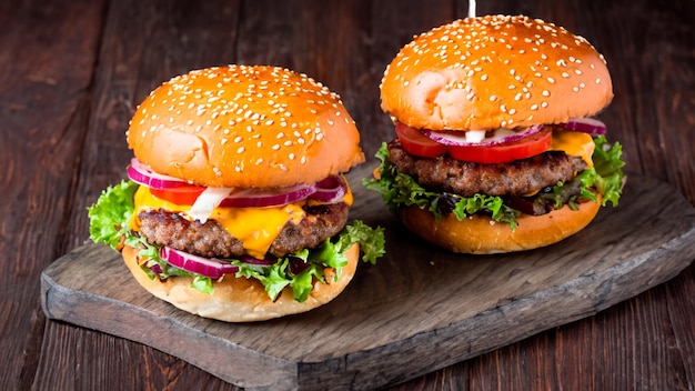 Hamburguesa en una mesa