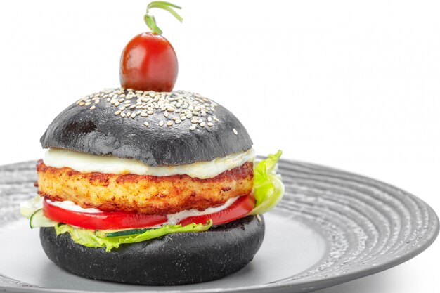 Hamburguesa negra aislada en blanco