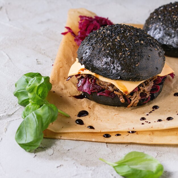 Hamburguesa negra con guisos