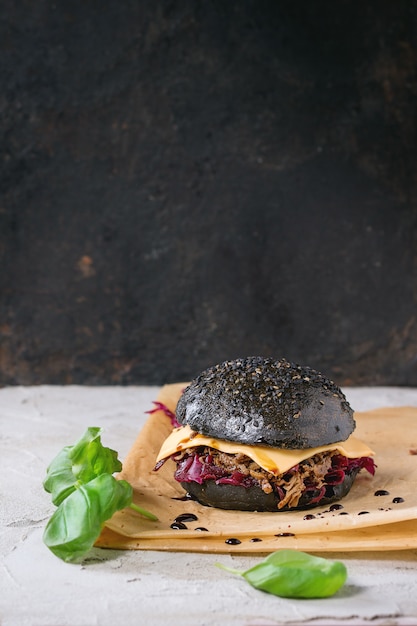 Hamburguesa Negra Con Guisos