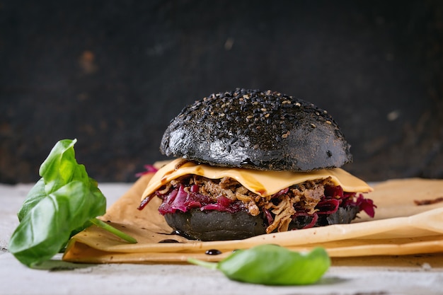 Hamburguesa Negra Con Guisos