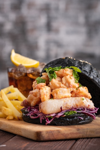 Hamburguesa negra con pescado y camarones, Hamburguesa de pescado con langostinos