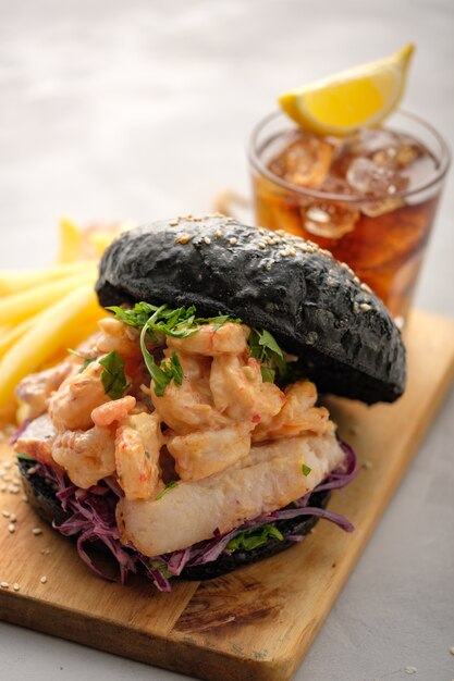 Hamburguesa negra con pescado y camarones, Hamburguesa de pescado con langostinos