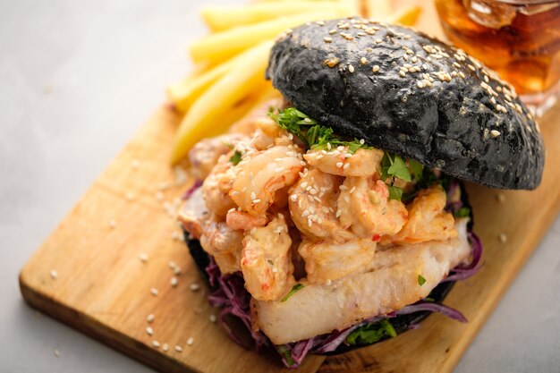 Hamburguesa negra con pescado y camarones, Hamburguesa de pescado con langostinos