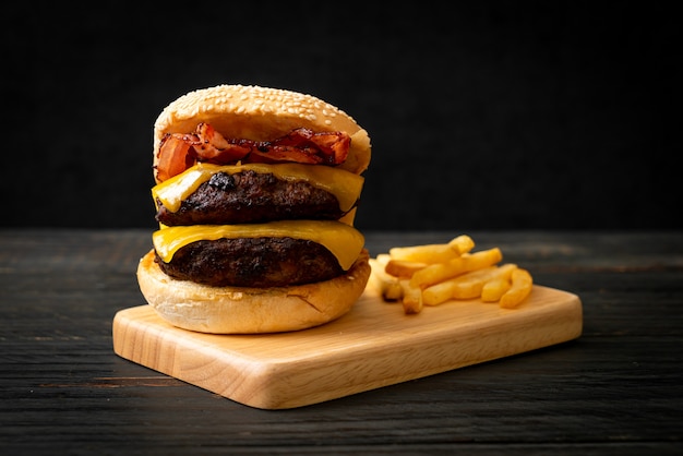 hamburguesa o hamburguesas de ternera con queso y tocino - estilo de comida poco saludable