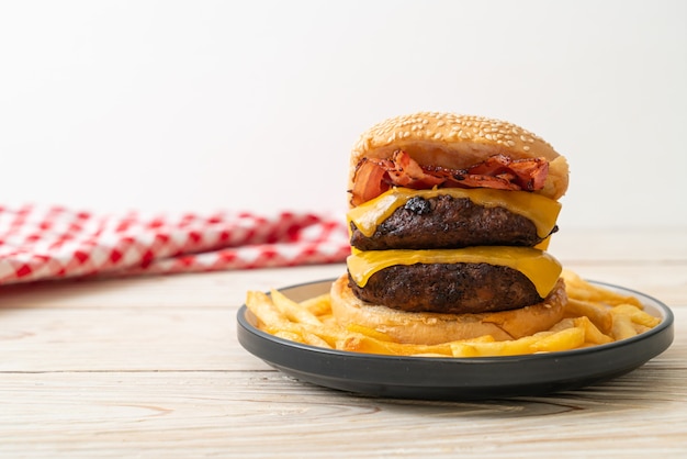 hamburguesa o hamburguesas de ternera con queso y tocino - estilo de comida poco saludable