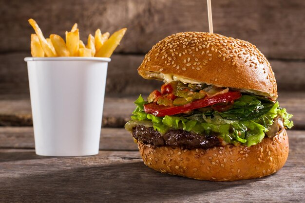 Hamburguesa en palo y papas fritas.