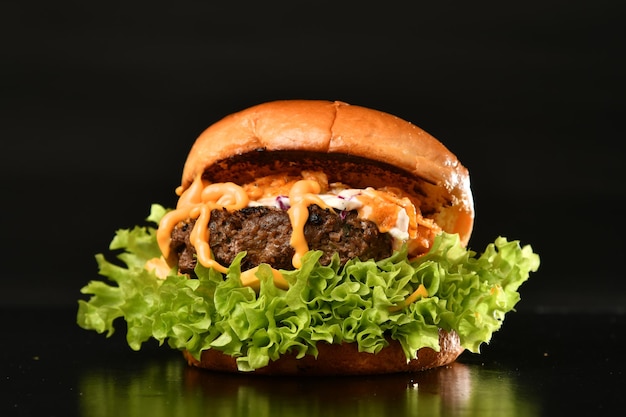 Una hamburguesa con pan y lechuga