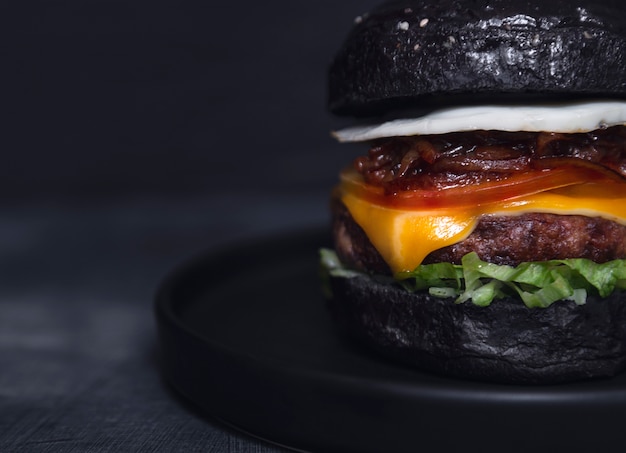 Foto hamburguesa con pan negro