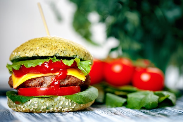 Foto hamburguesa con pan verde y verduras frescas