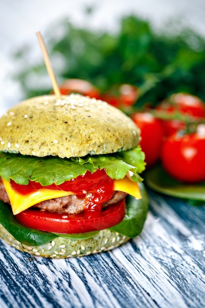 Hamburguesa con pan verde y verduras frescas