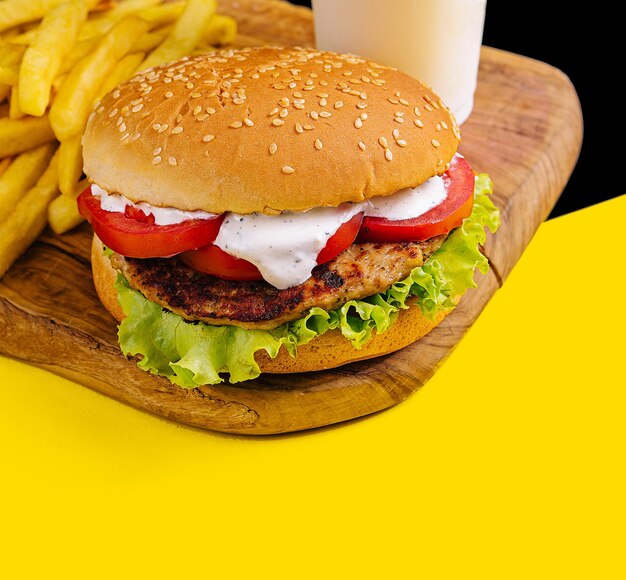 Foto hamburguesa con papas fritas y batido de cerca