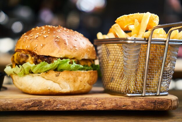 una hamburguesa con papas fritas en una canasta