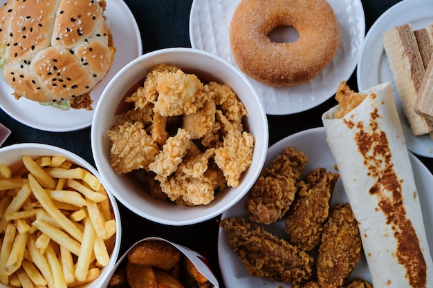 hamburguesa, papas fritas, donas, nuggets y chocolate negro