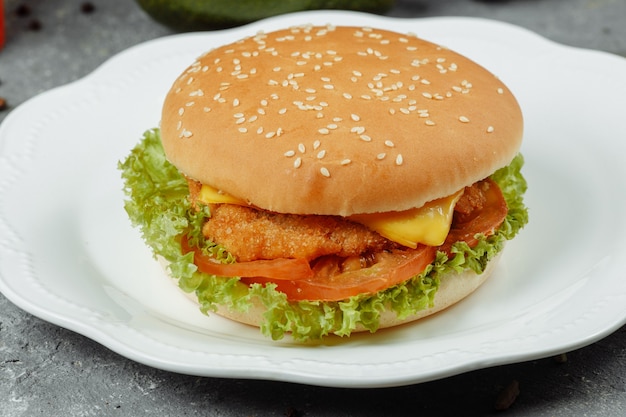 Hamburguesa con papas fritas y ensalada en el plato