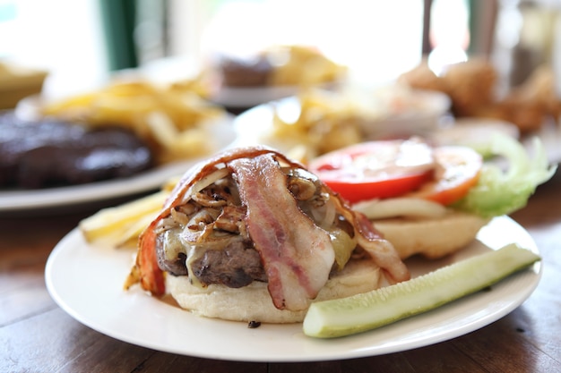 Hamburguesa con papas fritas y ensalada