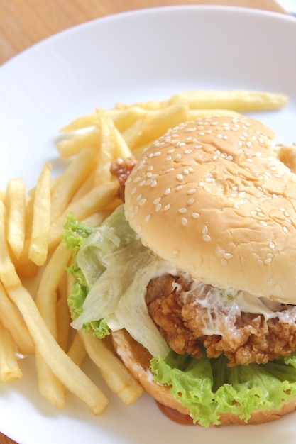 Hamburguesa y papas fritas en el fondo de madera.