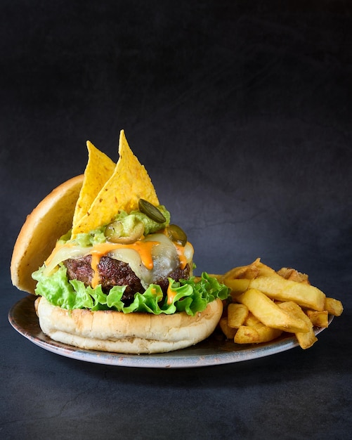 hamburguesa con papas fritas en el fondo de la pizarra